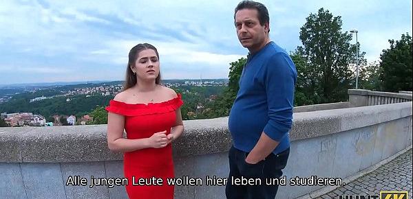 HUNT4K. Böses Mädchen verdient viel Geld mit ihrem sexy Körper vor ihrem armen Vater
